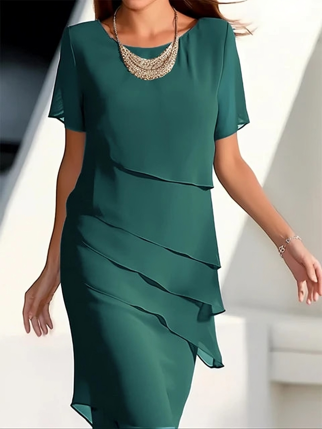 Trendy kortermet midikjole med lag på lag. Elegant sommerkjole for kvinner. Ideell festkjole & kvinnemote.