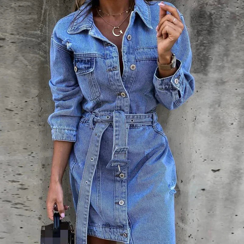 Tidløs lang denimkjole til dame med klassisk snitt, enkel knepping og smarte lommer for en stilig look.