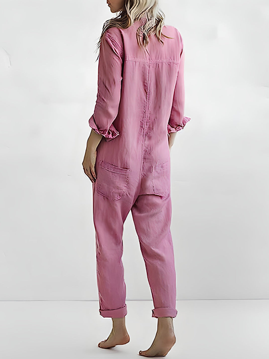 Modell viser kvinner jumpsuit med polokrage, kokerbukse og knapper. Elegant og behagelig stoff.