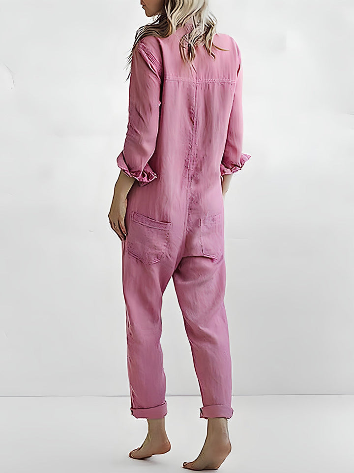 Modell viser kvinner jumpsuit med polokrage, kokerbukse og knapper. Elegant og behagelig stoff.