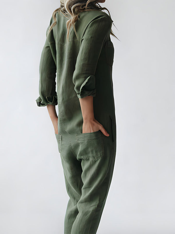 Kvinner jumpsuit med polokrage og brede ben i en nøytral farge. Klassisk og stilrent design.