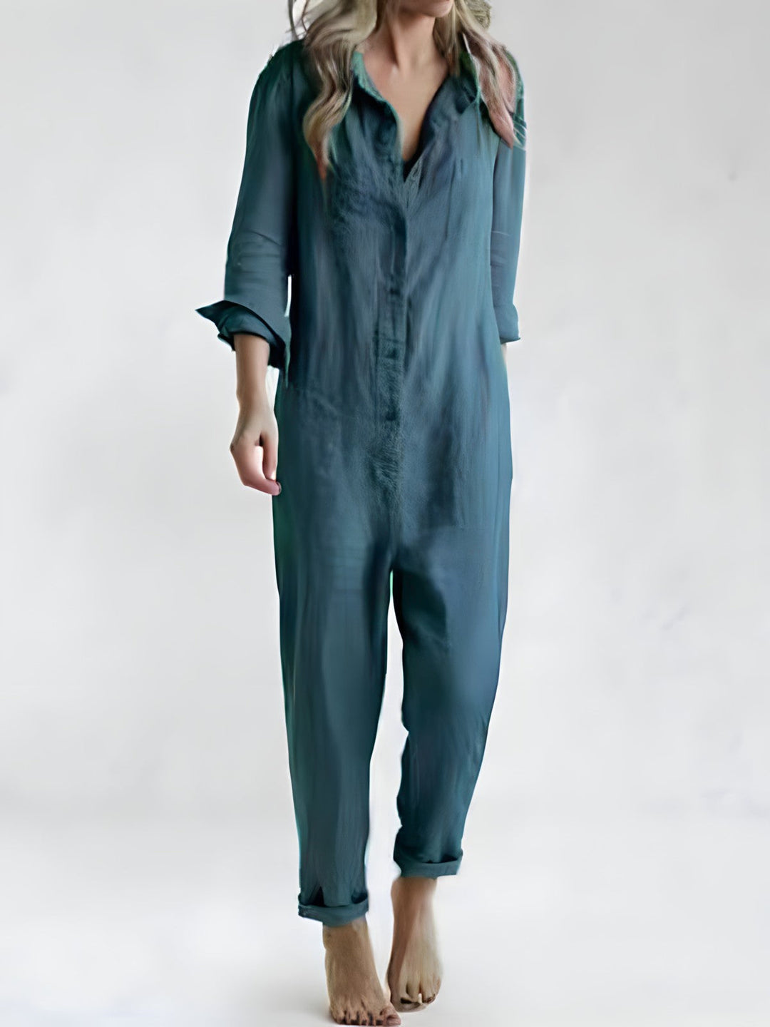 Nærbilde av elegant kvinner jumpsuit med polokrage og kokerbukse. Fokus på stoff og detaljer.