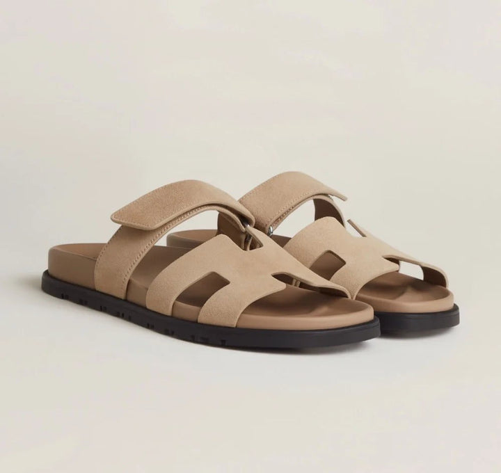 Klassiske damesandaler med raffinerte detaljer. Ideelle for en komfortabel og stilfull sommer.