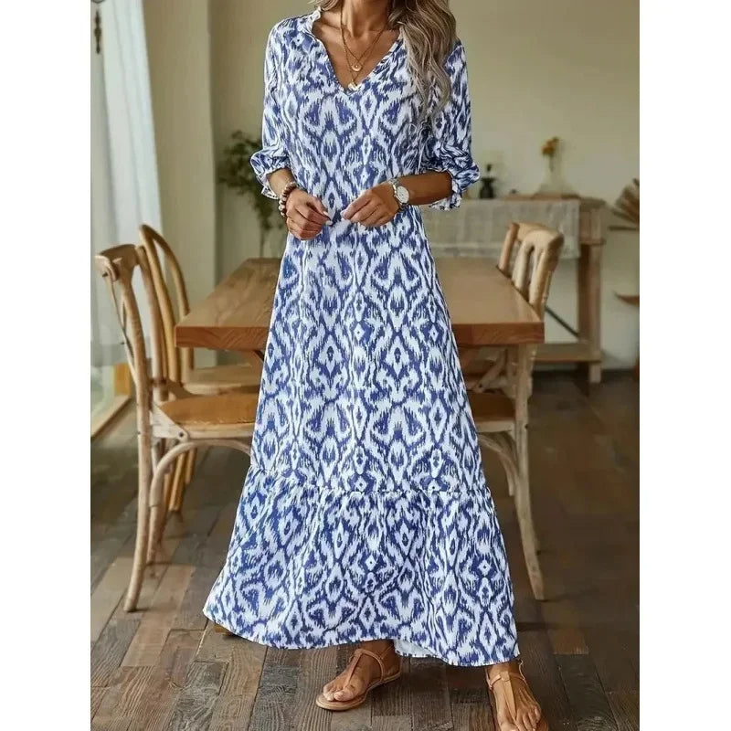Mønstret A-linje sommerkjole for dame, med flatterende V-hals og komfortable halve ermer for en casual look.