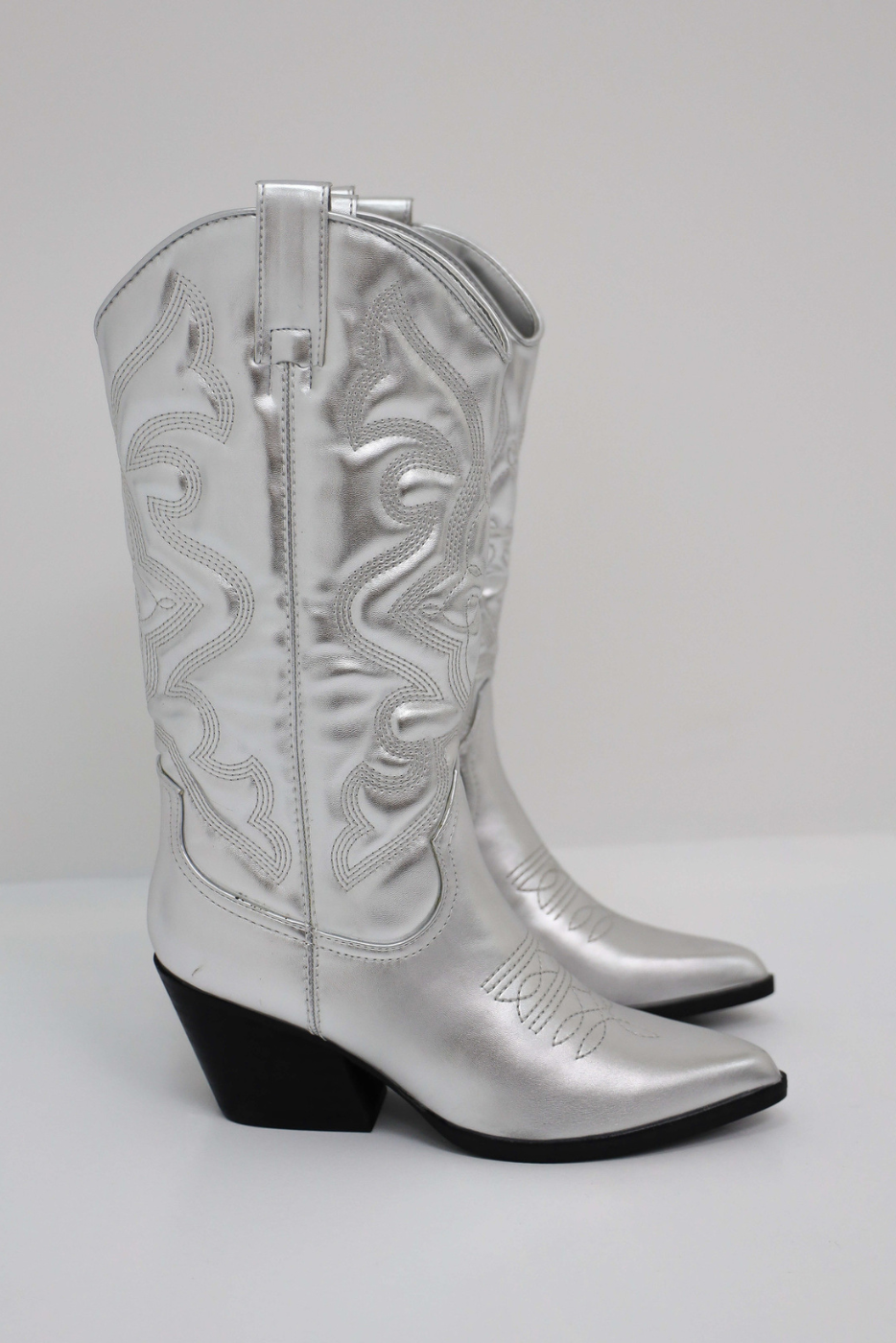 Elegante dame boots med cowboy-inspirert design, ideelle for en sofistikert look.