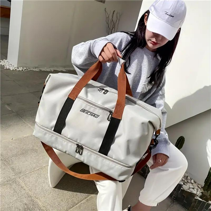 Kvinne bærer en elegant Dame Tote Bag over skulderen. Perfekt hverdagsveske for jobb eller fritid.