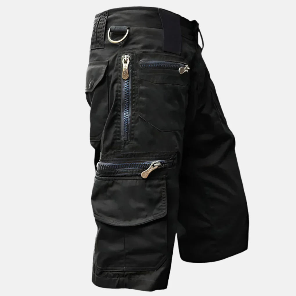 Herre cargo shorts i robust stoff med praktiske sidelommer. Ideelle for sommerklær, fritid og utendørs bruk.