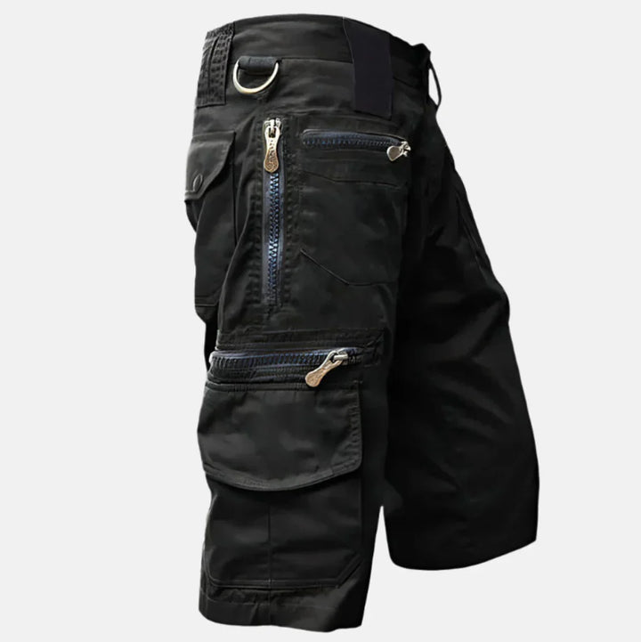 Herre cargo shorts i robust stoff med praktiske sidelommer. Ideelle for sommerklær, fritid og utendørs bruk.