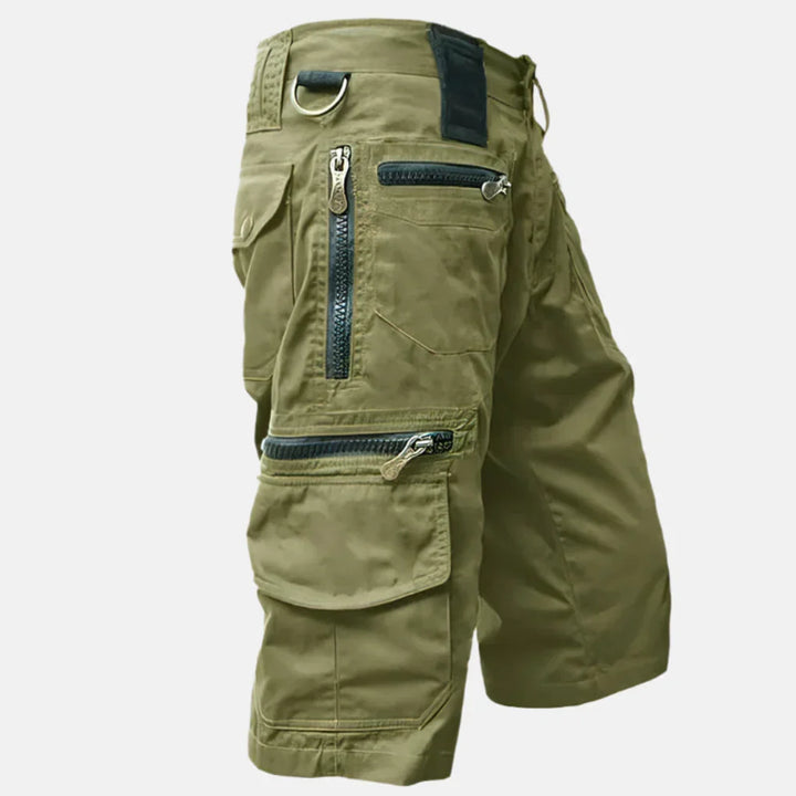 Slitesterke herreshorts med cargo-design og mange lommer. Utmerket for sommer, utendørsaktiviteter og menn.