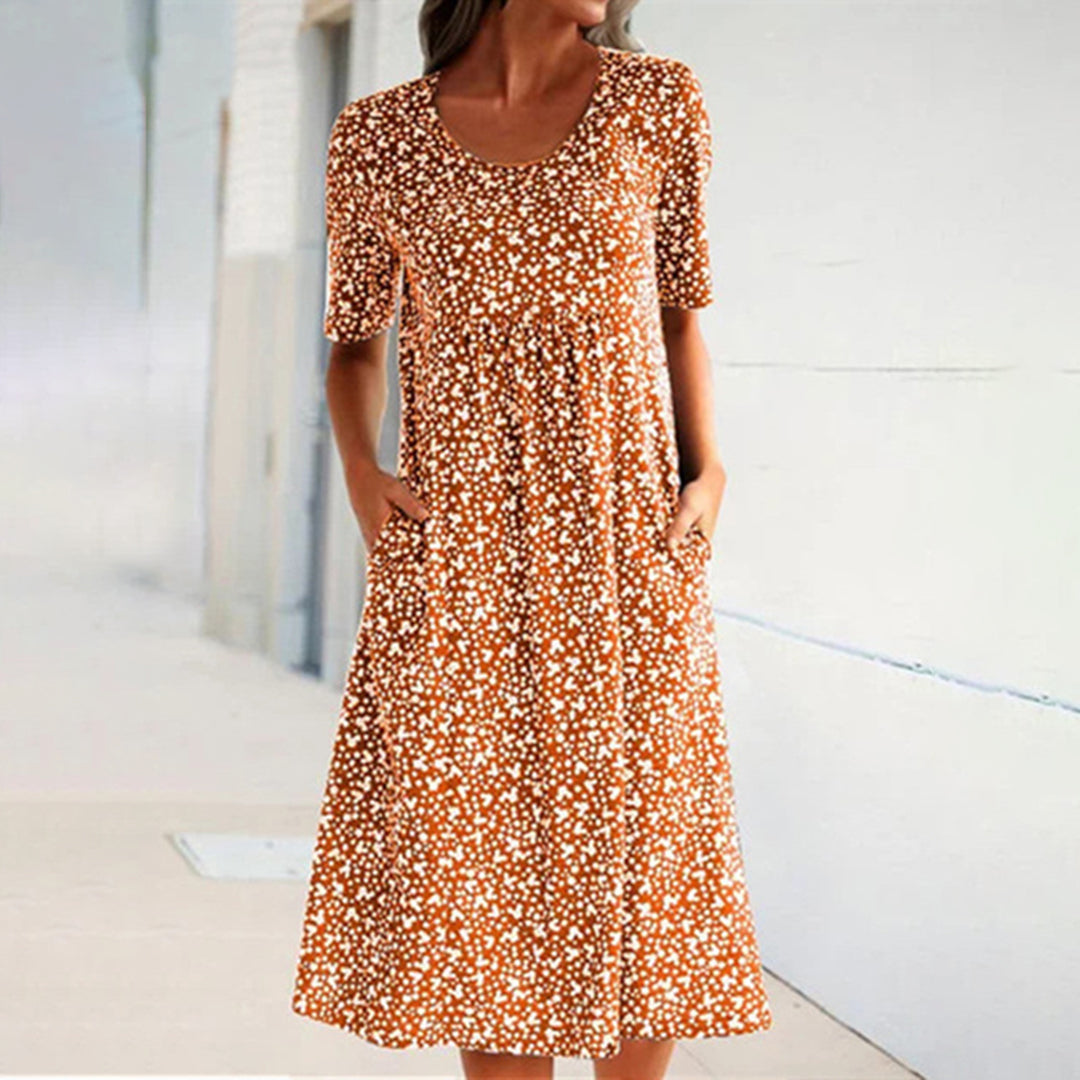 Lang, mønstret damekjole med blomsterdesign. Ideell for en komfortabel og feminin look.