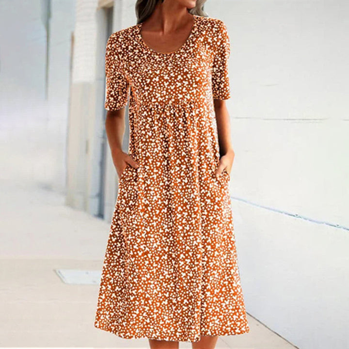 Lang, mønstret damekjole med blomsterdesign. Ideell for en komfortabel og feminin look.