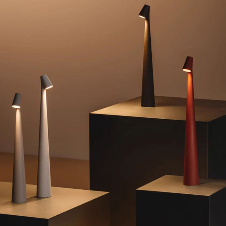 Moderne dimbar LED bordlampe med touch, USB oppladbar for trådløs frihet på kontor eller som dekorlampe.