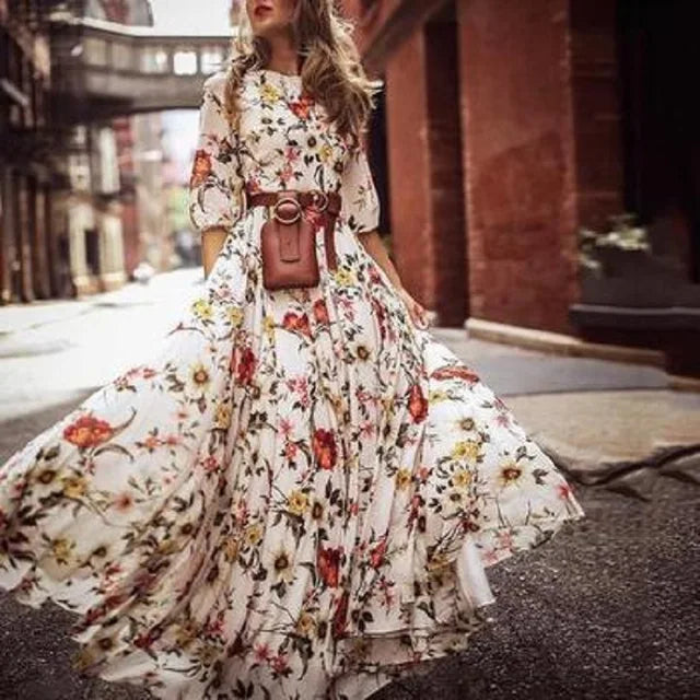 Kvinner blomstrete maxikjole med belte for vår og sommer. Elegant lang damekjole i polyester.