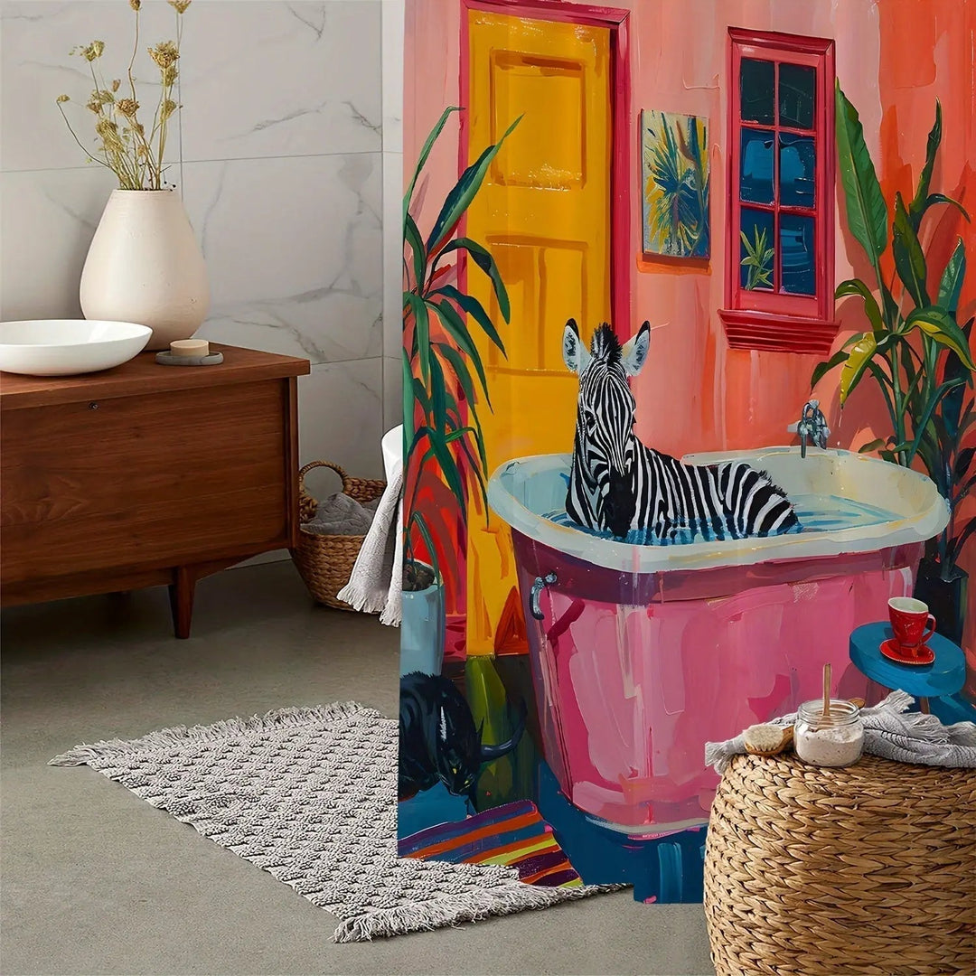Stilfullt dusjforheng med eksotisk zebrastriper og tropisk mønster. Perfekt baderomsinteriør for et moderne hjem.