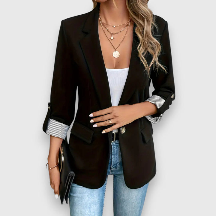 Strikket blazer/cardigan for kvinner. En allsidig høst- og vinterjakke, elegant for jobb og komfortabel fritid.
