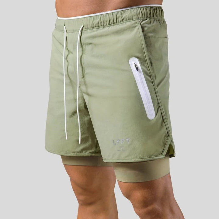 Herrers 2-i-1 løpeshorts med kompresjon; designet for ytelse og komfort under intens trening.