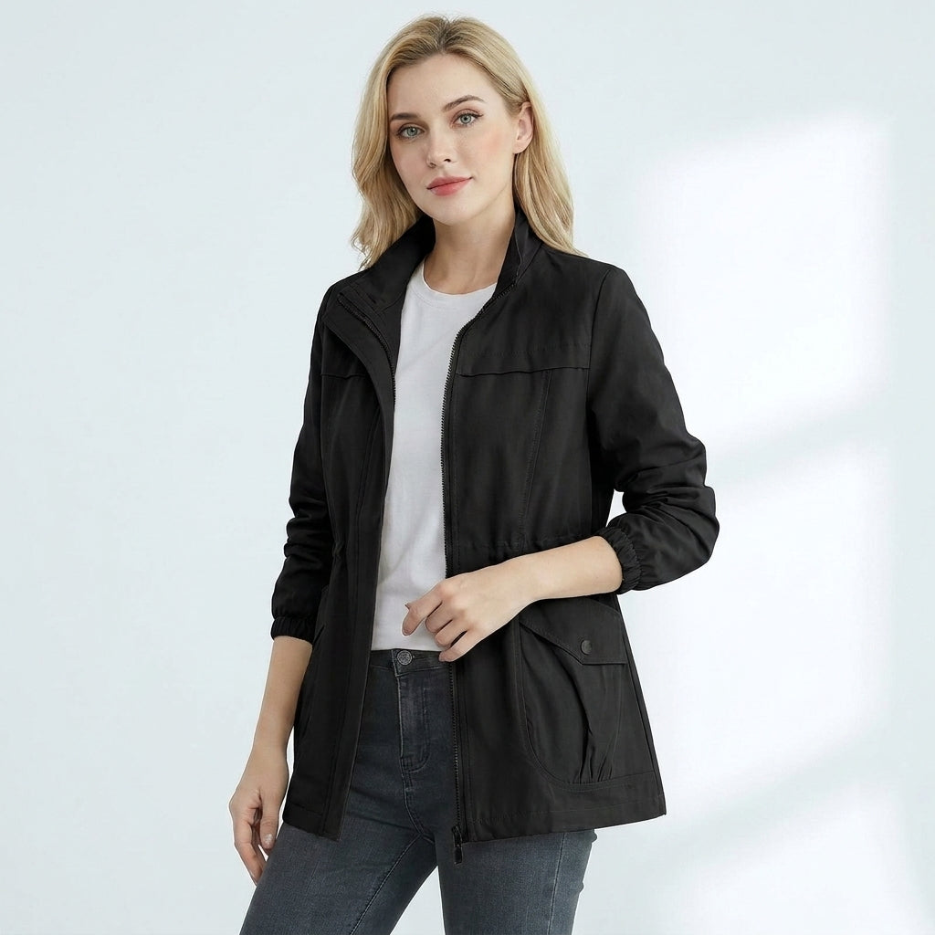 Elegant kort damejakke, lett og pustende. Ideell for stilfull hverdagsstil om sommeren. Moderne look.