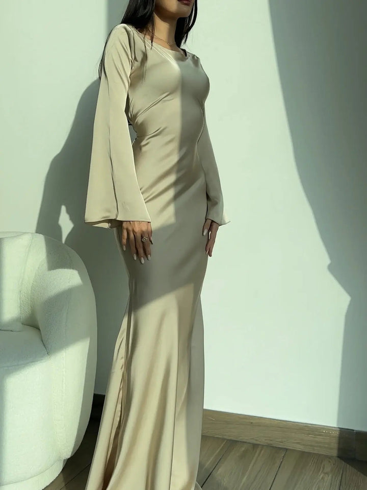 Tidløs og elegant langermet maxikjole. Perfekt damekjole for spesielle anledninger, som selskapskjole.