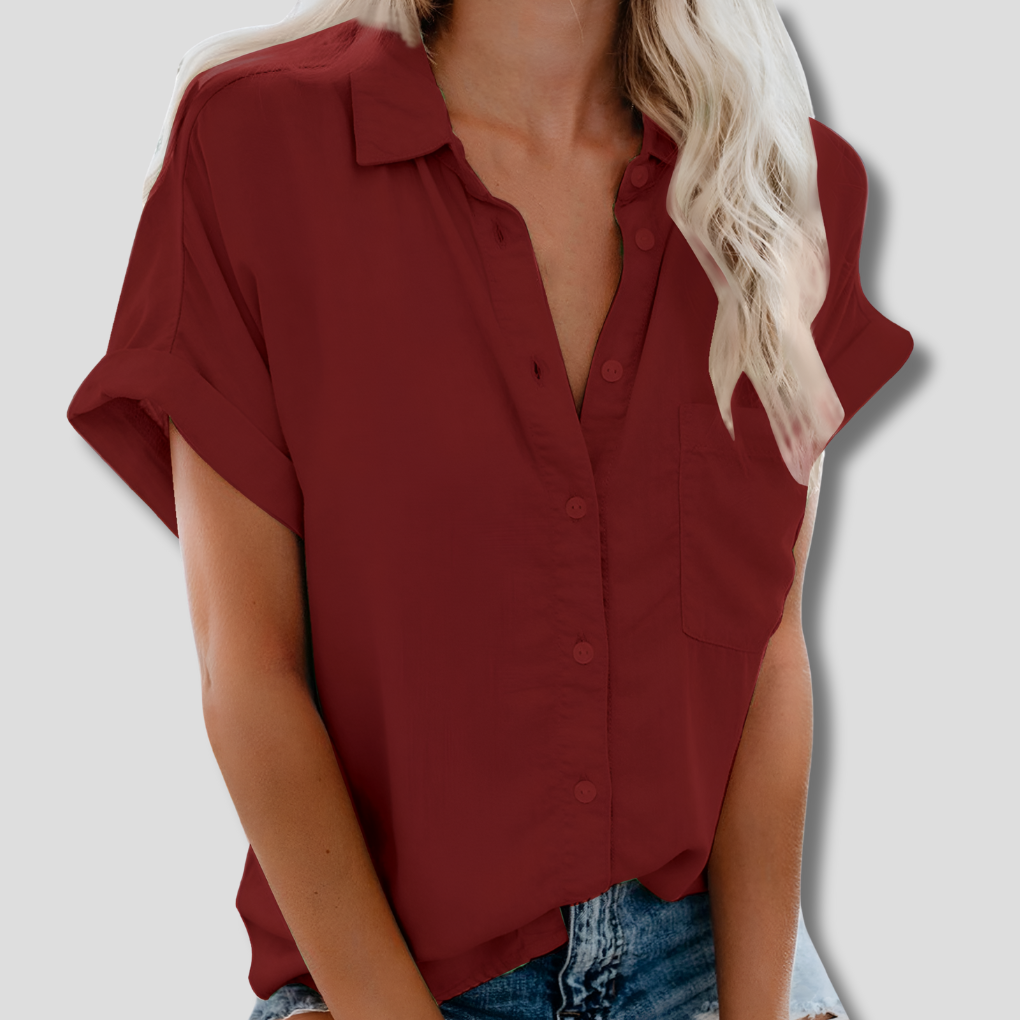 Elegant kortermet damebluse med knappefront, perfekt for kontor eller fritid.