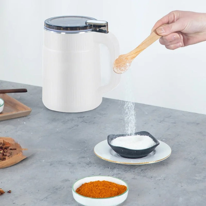 Elektrisk kornmølle i bruk maler korn til ferskt mel. Perfekt for hjemmebaking, sunn mat og næringsrike retter.