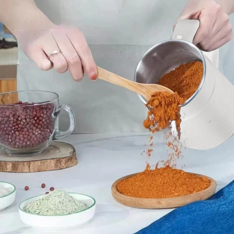 Ferskt, finmalt mel fra elektrisk kornmølle, klart for hjemmebaking. Ideelt kjøkkenutstyr for sunn matlaging.