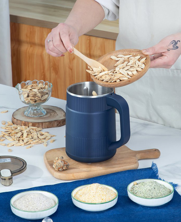 Elektrisk kornmølle med diverse korn og frø. Kraftig kvern som gir ferskt mel til sunn mat og hjemmebaking.