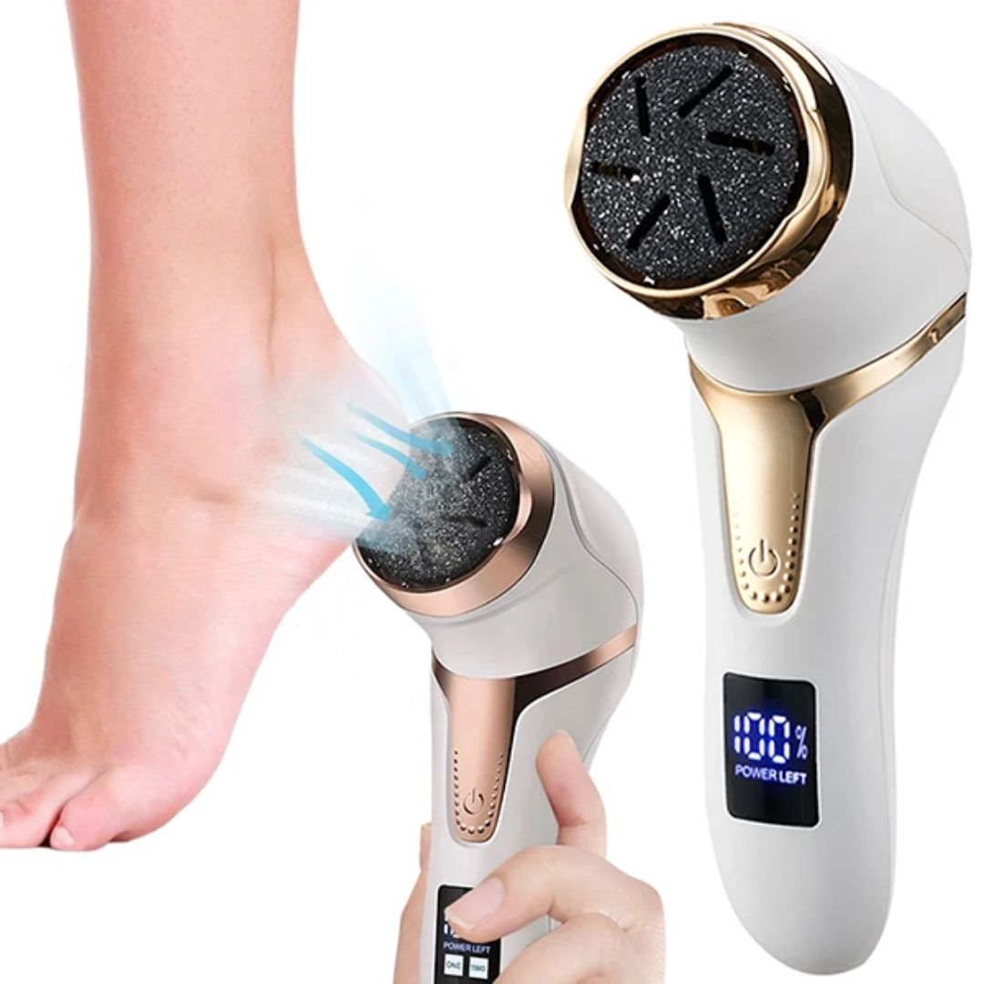 Person bruker elektrisk fotfil med vakuum for å behandle hard hud. Ergonomisk design for komfortabel hjemmefotpleie.