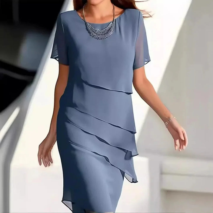 Ny, elegant damekjole i luftig chiffon, midi-lengde med korte ermer. Ideell som fest- eller sommerkjole.