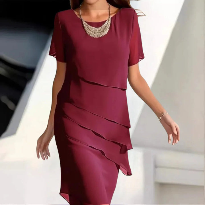 Stilren chiffon midikjole med korte ermer for dame. Komfortabel, pustende og elegant for sommer og hverdag.