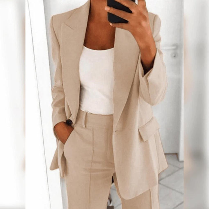Profesjonell kvinne i elegant todelt dressett (blazer & bukser). Ideell for formelle arrangementer og kontorbruk.