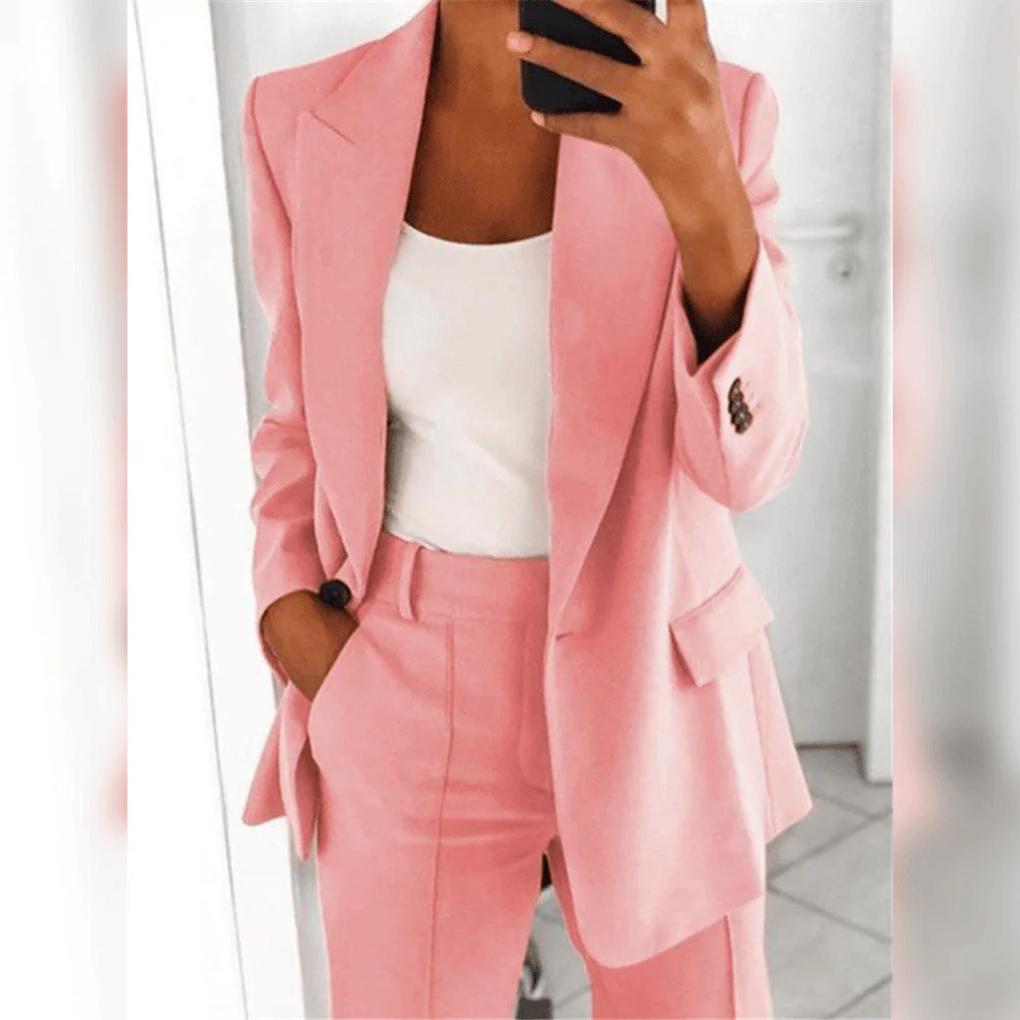 Kvinne iført elegant todelt dressett (blazer & bukser). Perfekt for formell business, kontor eller festantrekk.