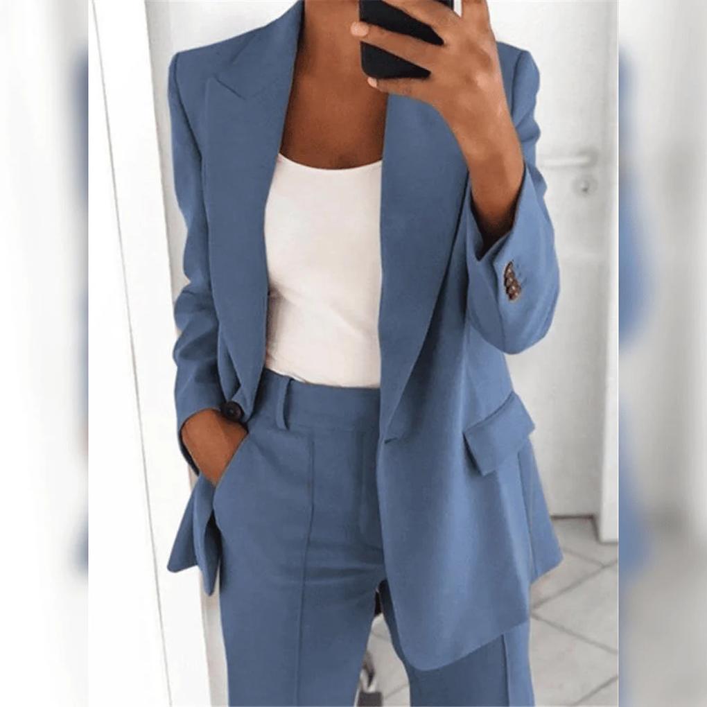 Stilren dameblazer fra todelt dressett, med skreddersydd passform. Ideell for en profesjonell og elegant look.