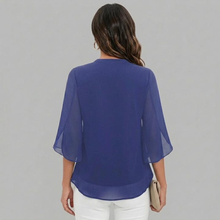 Trendy dametopp med v-hals, lett sommermateriale og elegante kronbladermer. Komfortabel bluse.