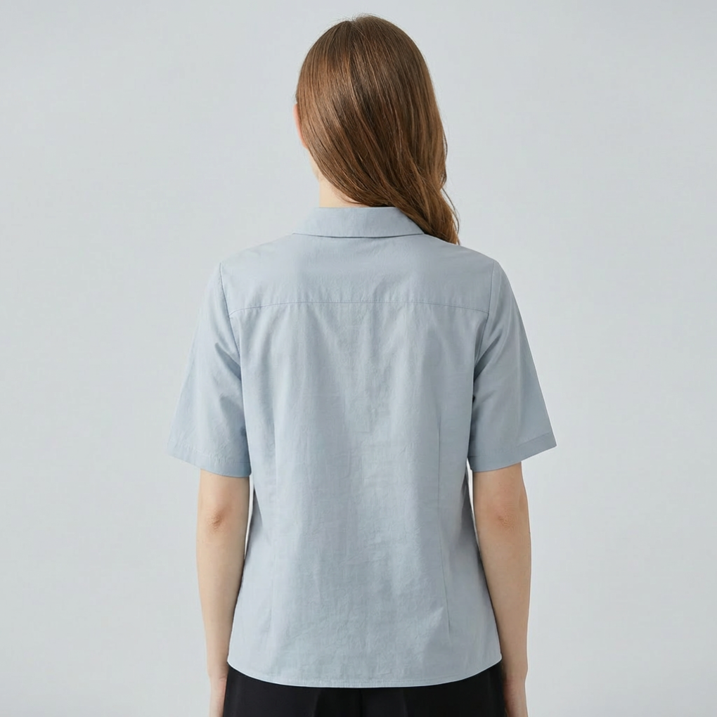Elegant, kortermet damebluse for hverdag og fritid. Komfortabel og pustende for varme sommerdager.