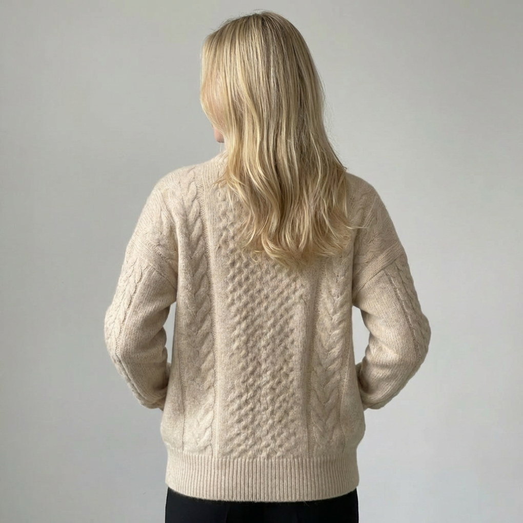 Elegant beige cardigan for damer med høy hals og løs passform. Ideell for høst- og vintermote.