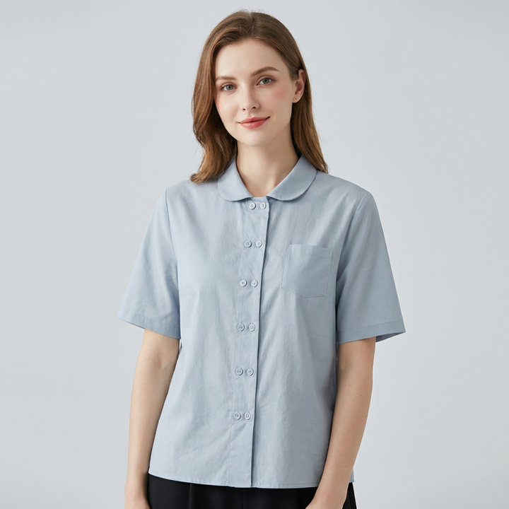 Avslappet damebluse med krage i lett stoff, perfekt for sommerdager. Tilgjengelig i blått og brunt.