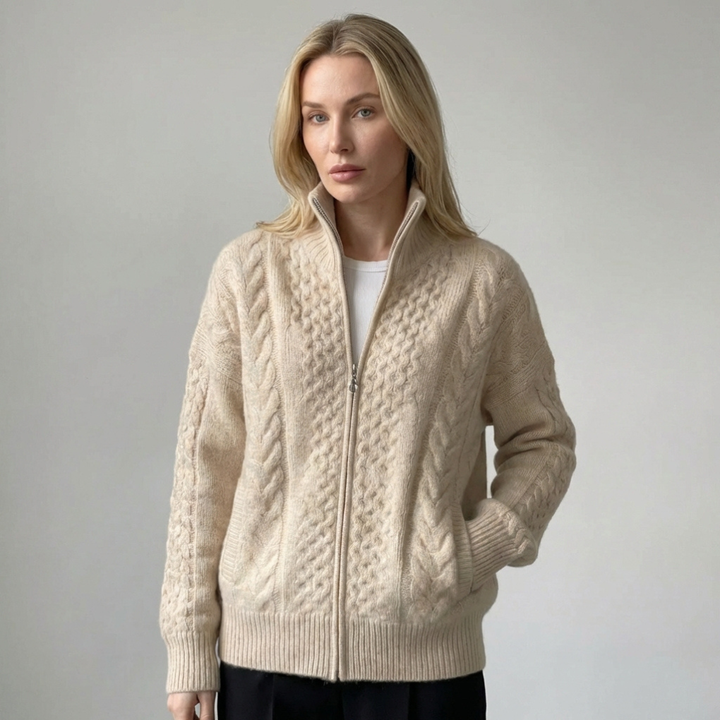 Beige strikket damecardigan med høy hals og åpen front. Myk og komfortabel for lag-på-lag.