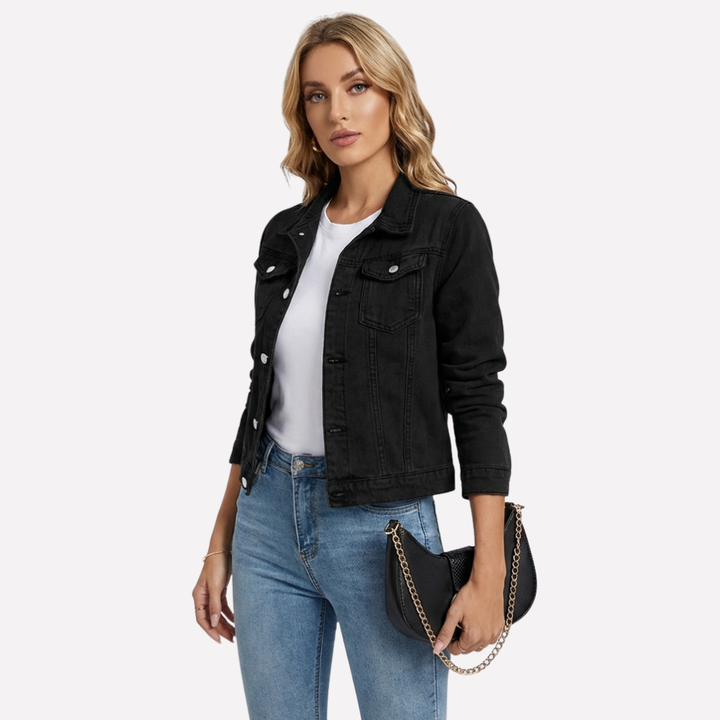 Klassisk blå dame denimjakke med knapper, perfekt som vårjakke, sommerjakke eller casual yttertøy.