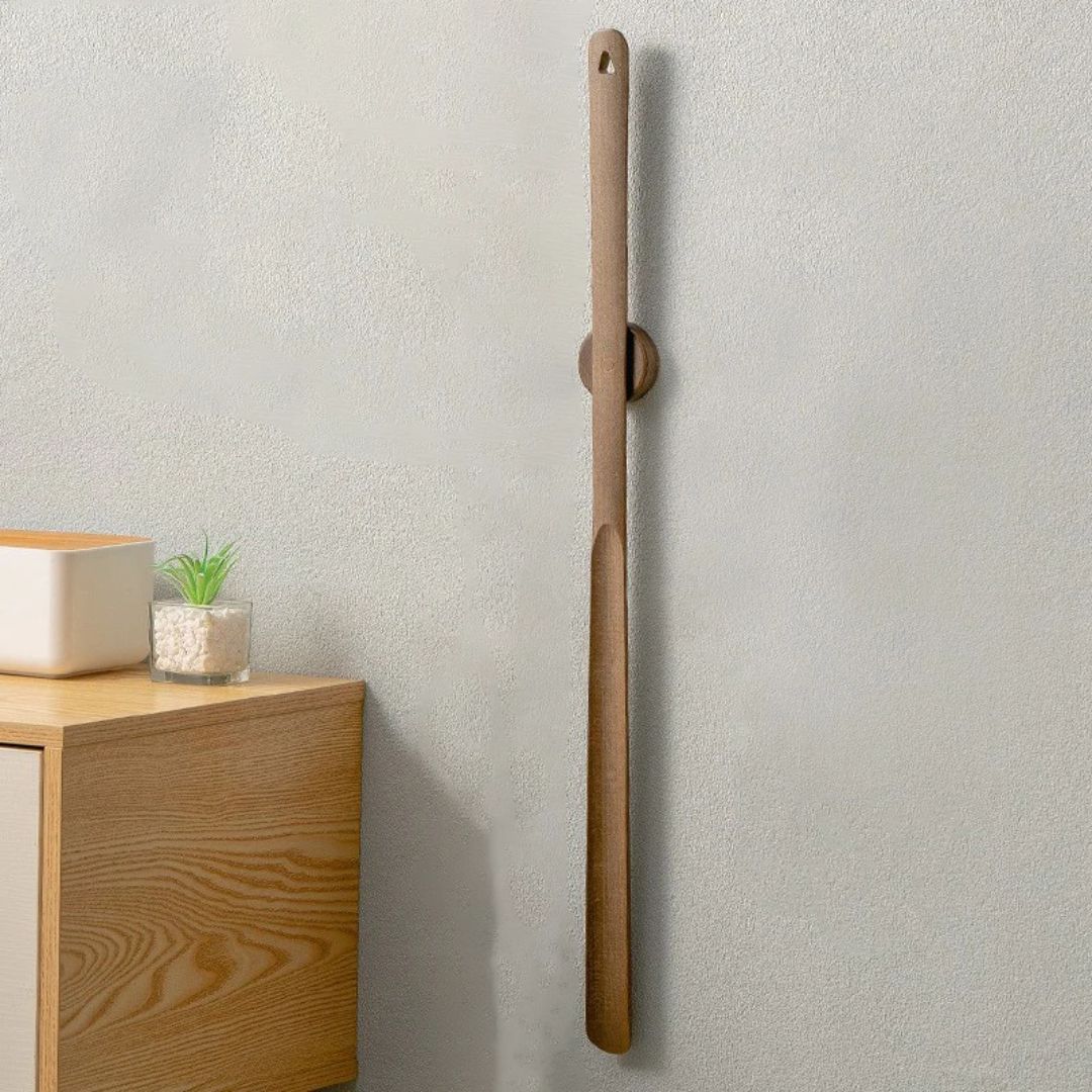 Langt skohorn (50 cm) i solid tre, perfekt for enkel skopåsetting. Ergonomisk design i valnøtt eller eik.