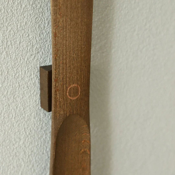 Elegant tre skohorn (50 cm) for enkel skopåsetting. Tilgjengelig i valnøtt eller eik, ideelt for garderoben.