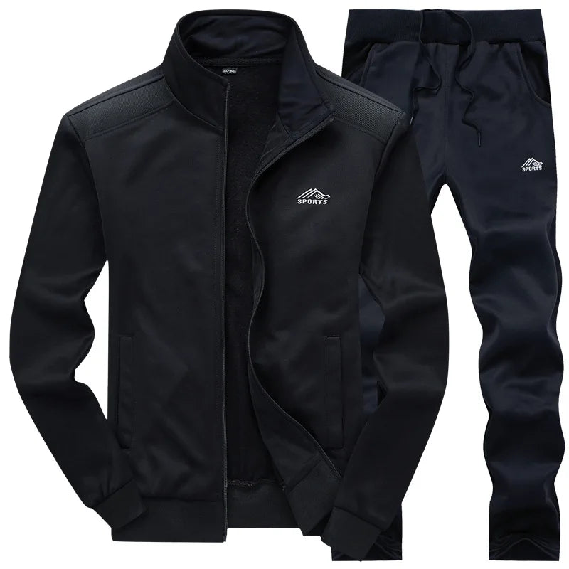 Herre treningsdress sett i polyester. Komfortabel og stilfull sportswear for fritid og hverdag.