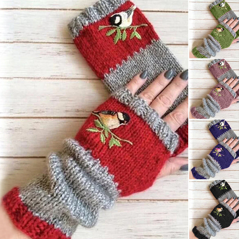 Detaljerte strikkehansker i myk bomullsblanding, med unikt brodert patchwork-design. Varme og stilige.