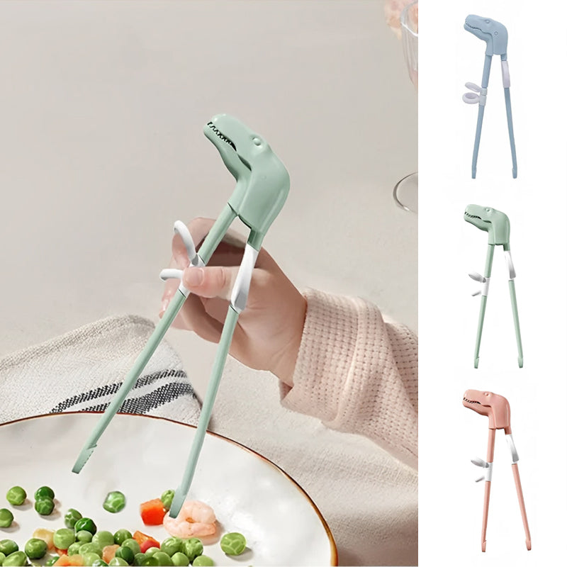 En gutt holder sine nye dinosaur-treningsspisepinner, gleder seg til å spise middag med venner.