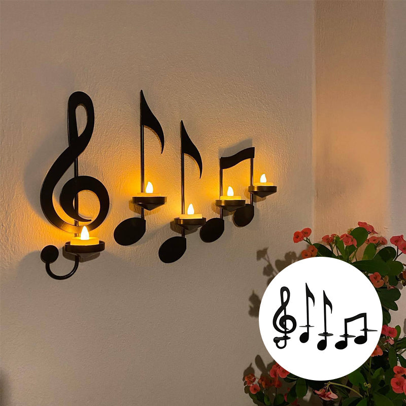 Elegant og moderne svart metall lysestake for vegg. Inneholder detaljerte musikknoter.