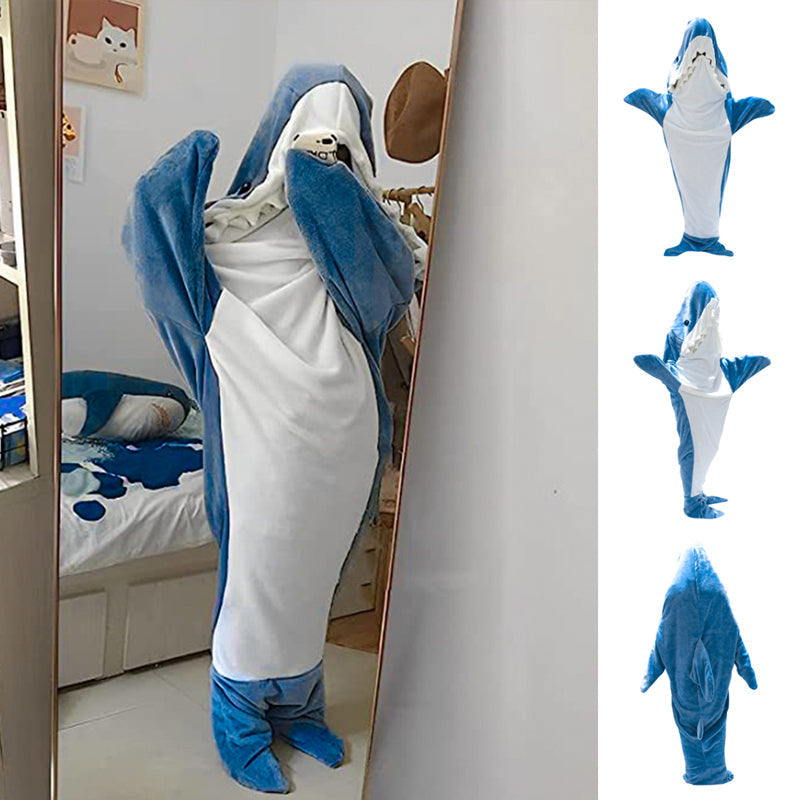 Ryggvisning av en myk blå hai-fleecepyjamas, med synlig hale og ryggfinne. Varm og unik onesie.