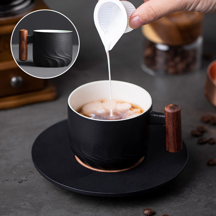 Håndlaget retro keramisk kaffekrus, perfekt for kaffetid hjemme og på kontoret.