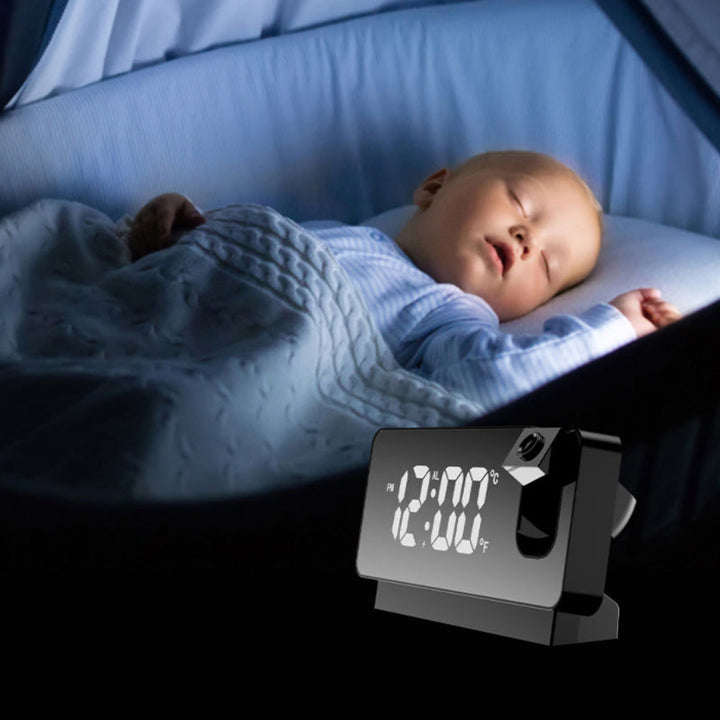 Sidevisning av projeksjonsklokke med intuitive knapper for tidsinnstilling, alarm og projeksjonsjustering.