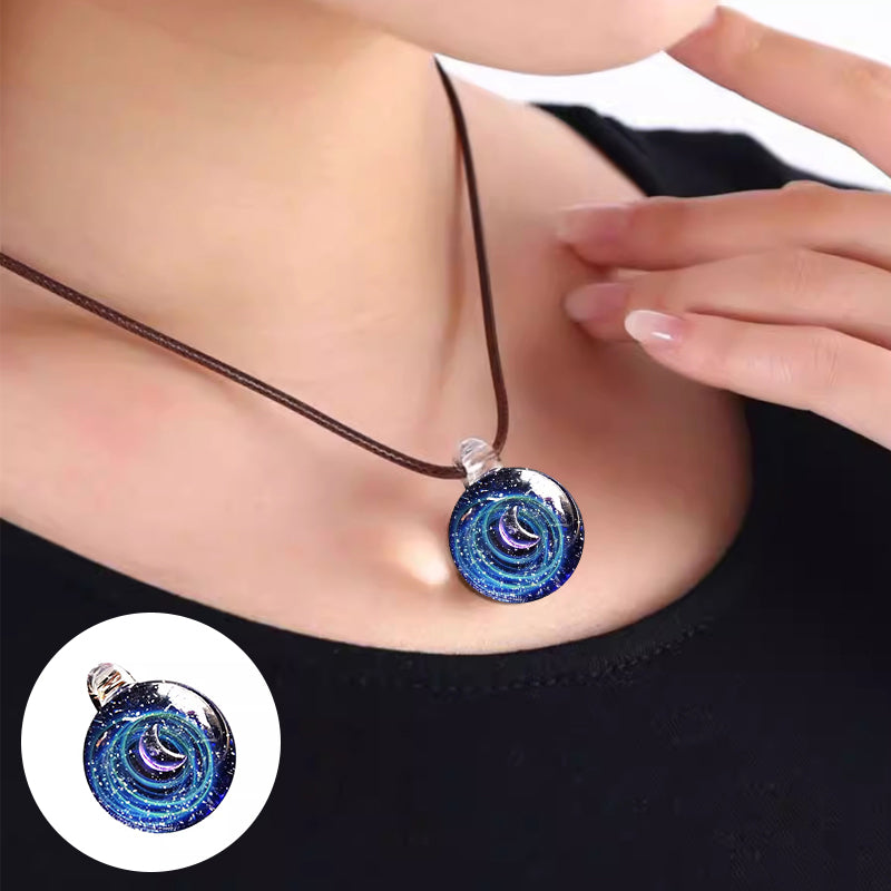 Unisex tilbehør: Kosmisk stjernehalskjede, unikt design med glitrende glassperle.