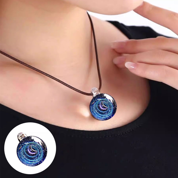Unisex tilbehør: Kosmisk stjernehalskjede, unikt design med glitrende glassperle.