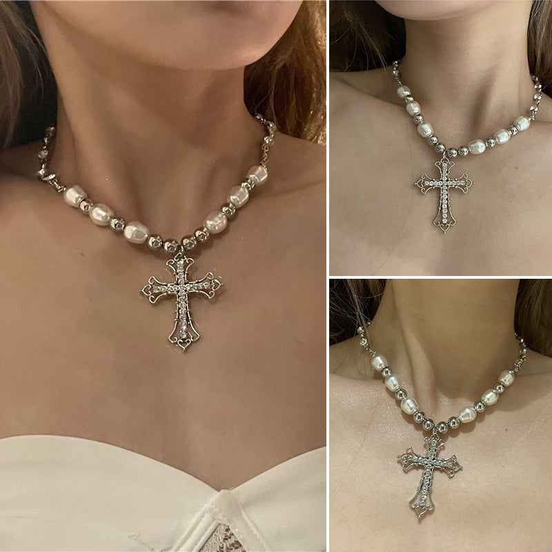 Luksuriøst vintage perlekjede med glinsende perler og elegant korsanheng, for stilfulle kvinner.